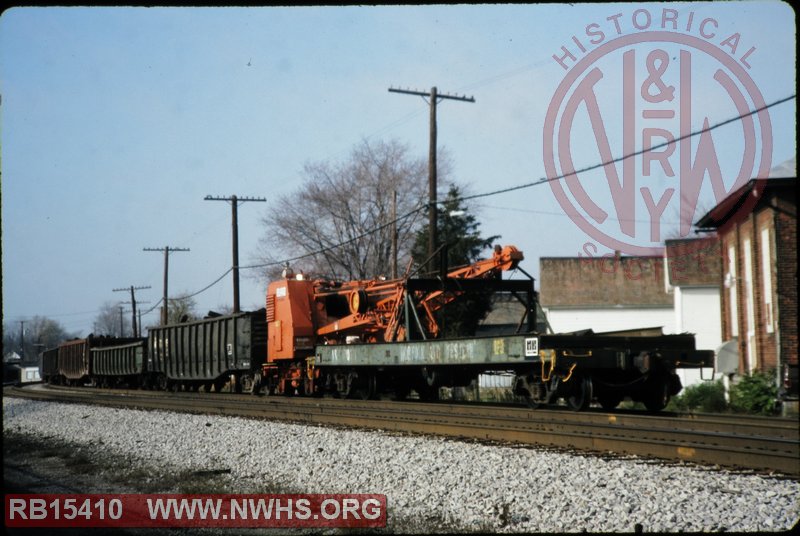N&W Class F16 Flat, Crane Idler #590368 at Fostoria, OH