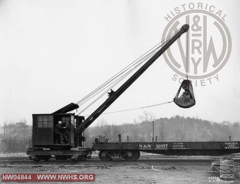 7.5 Ton Crane, Side View w/Clam Shell, B&W